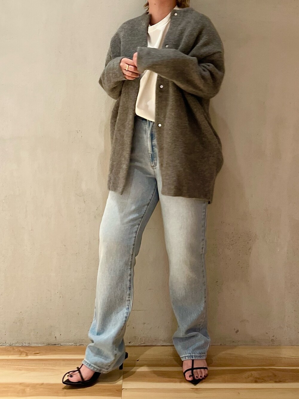 グレー系のノーカラージャケット、ホワイト系のTシャツ/カットソーを着用したレディースの夏コーディネートの3枚目の写真