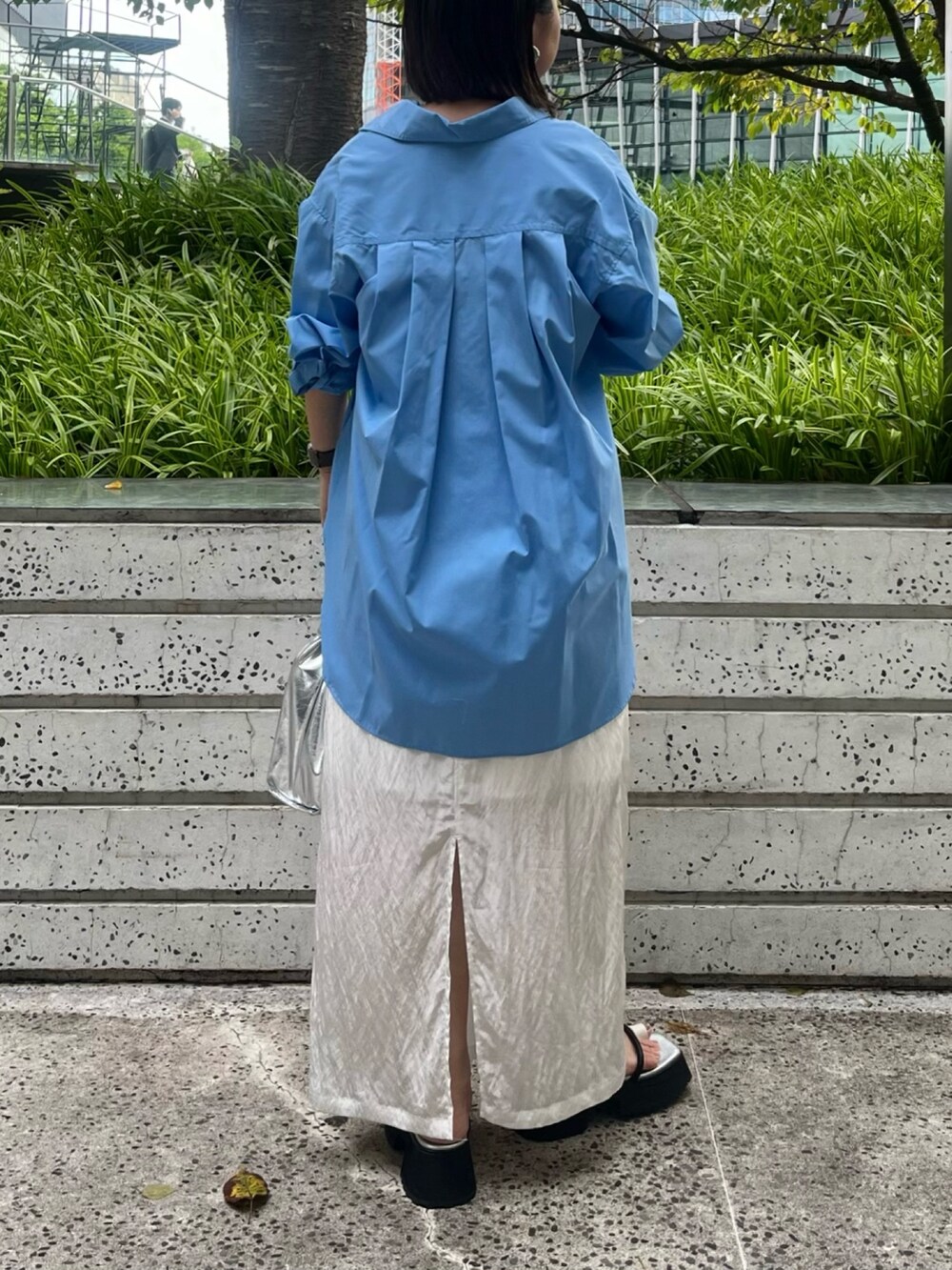 ブルー系のシャツ/ブラウス、ホワイト系のスカート、グレー系のタンクトップを着用したレディースの夏コーディネートの5枚目の写真