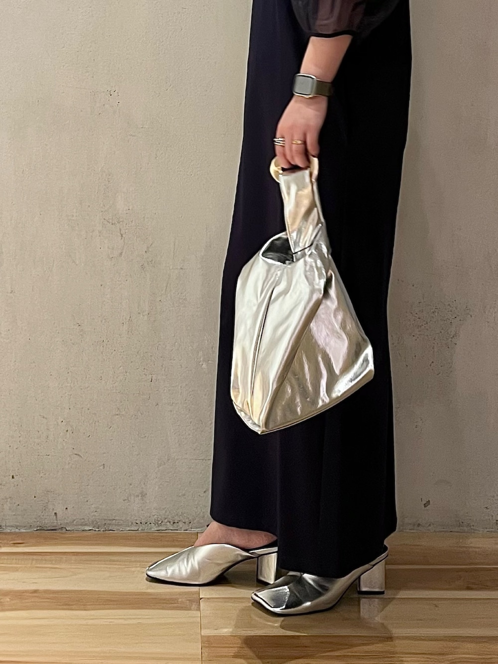 ブルー系のワンピース、シルバー系のパンプス、シルバー系のハンドバッグを着用したレディースの夏コーディネートの7枚目の写真