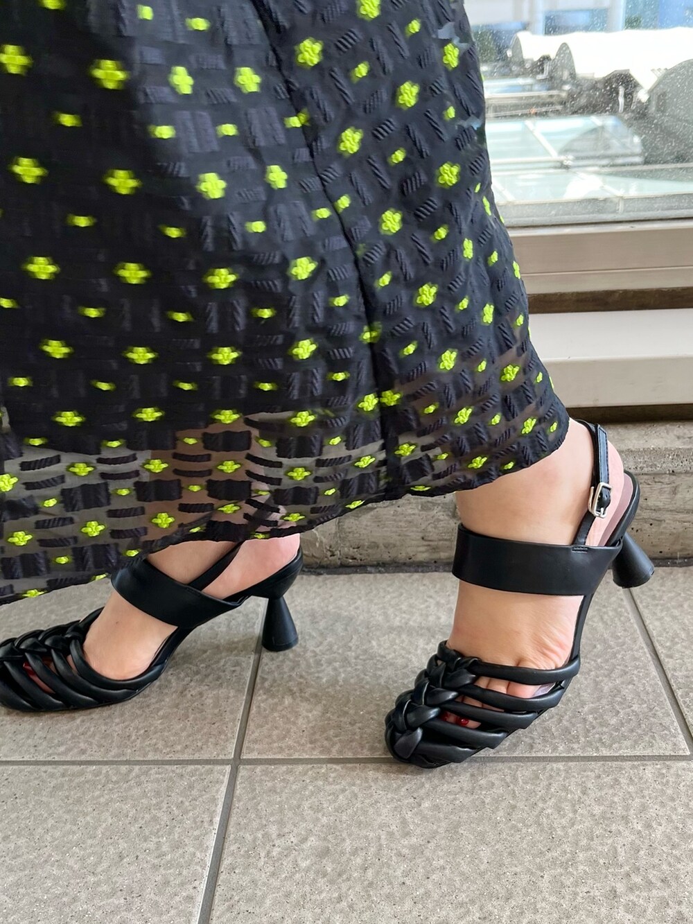 グリーン系のブルゾン、ホワイト系のタンクトップ、その他のスカートを着用したレディースの春コーディネートの7枚目の写真