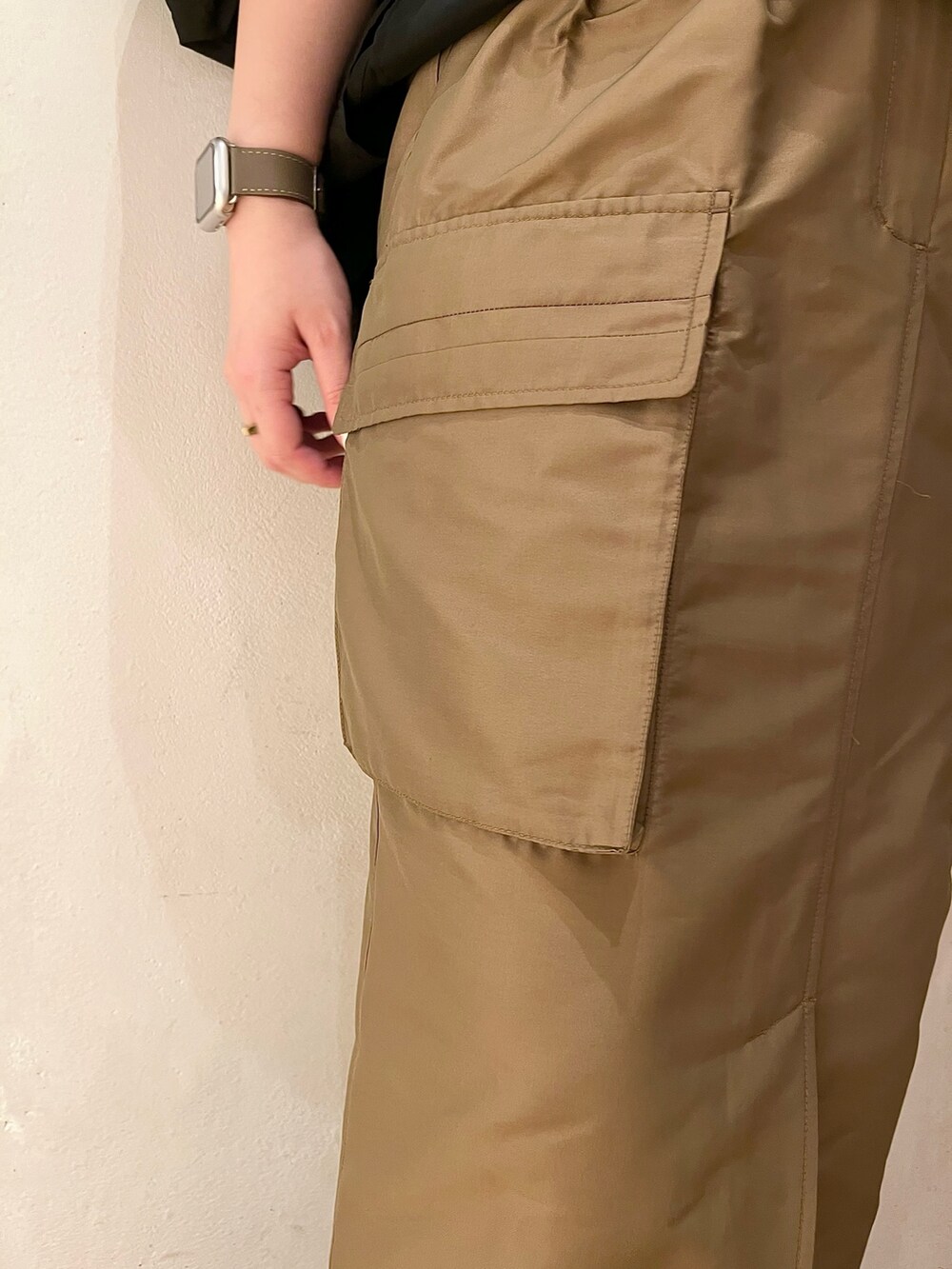 ブラック系のシャツ/ブラウス、ブラウン系のスカート、ブラック系のブーツを着用したレディースの春コーディネートの9枚目の写真