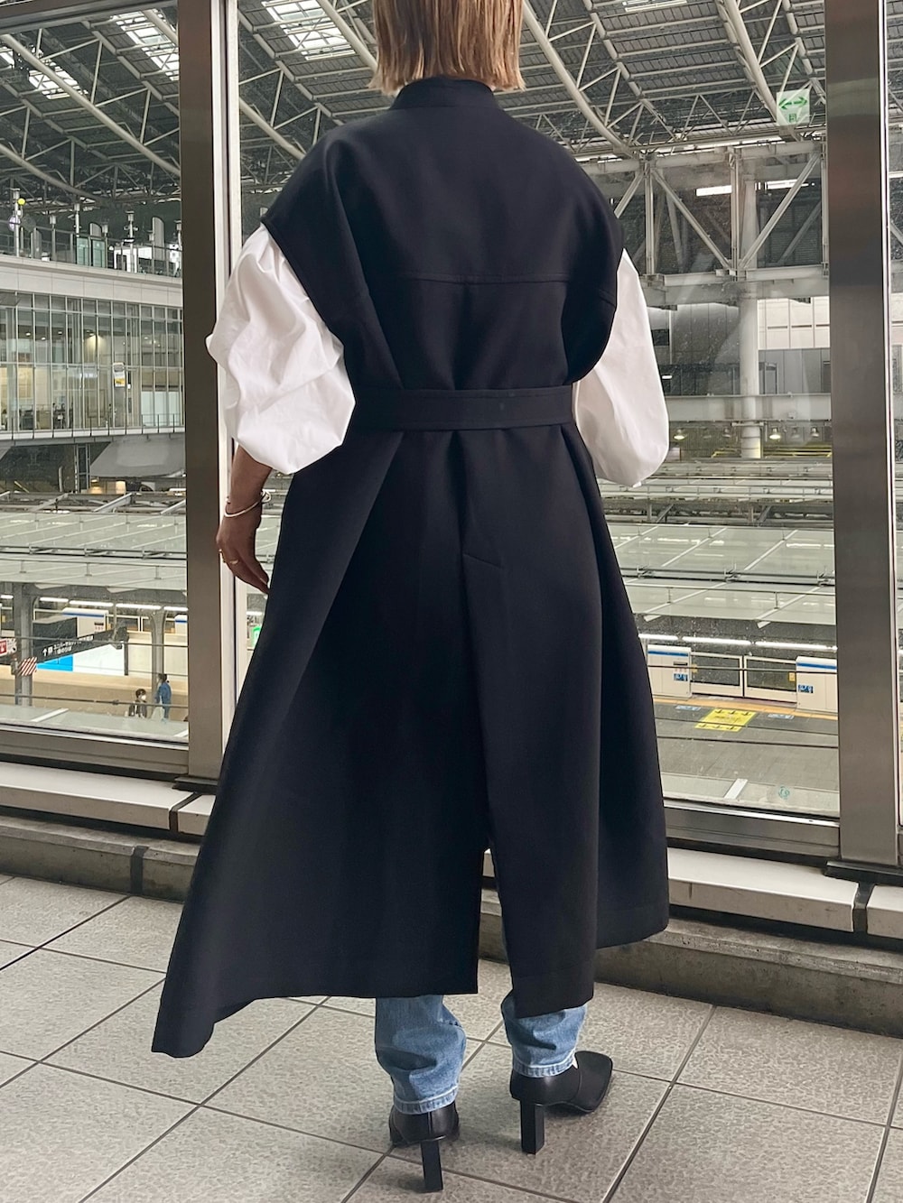 ホワイト系のシャツ/ブラウス、ブラック系のノーカラーコート、ブラック系のパンプスを着用したレディースの春コーディネートの4枚目の写真