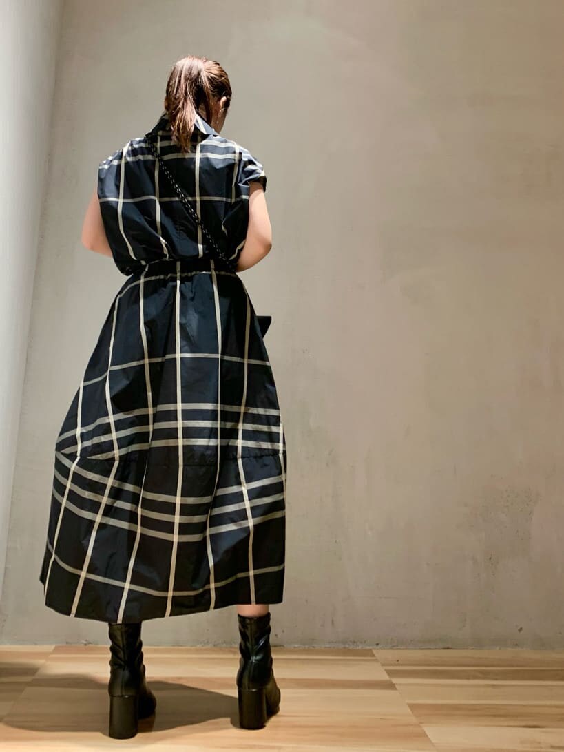 その他のスカート、ブラック系のショルダーバッグを着用したレディースの夏コーディネートの2枚目の写真