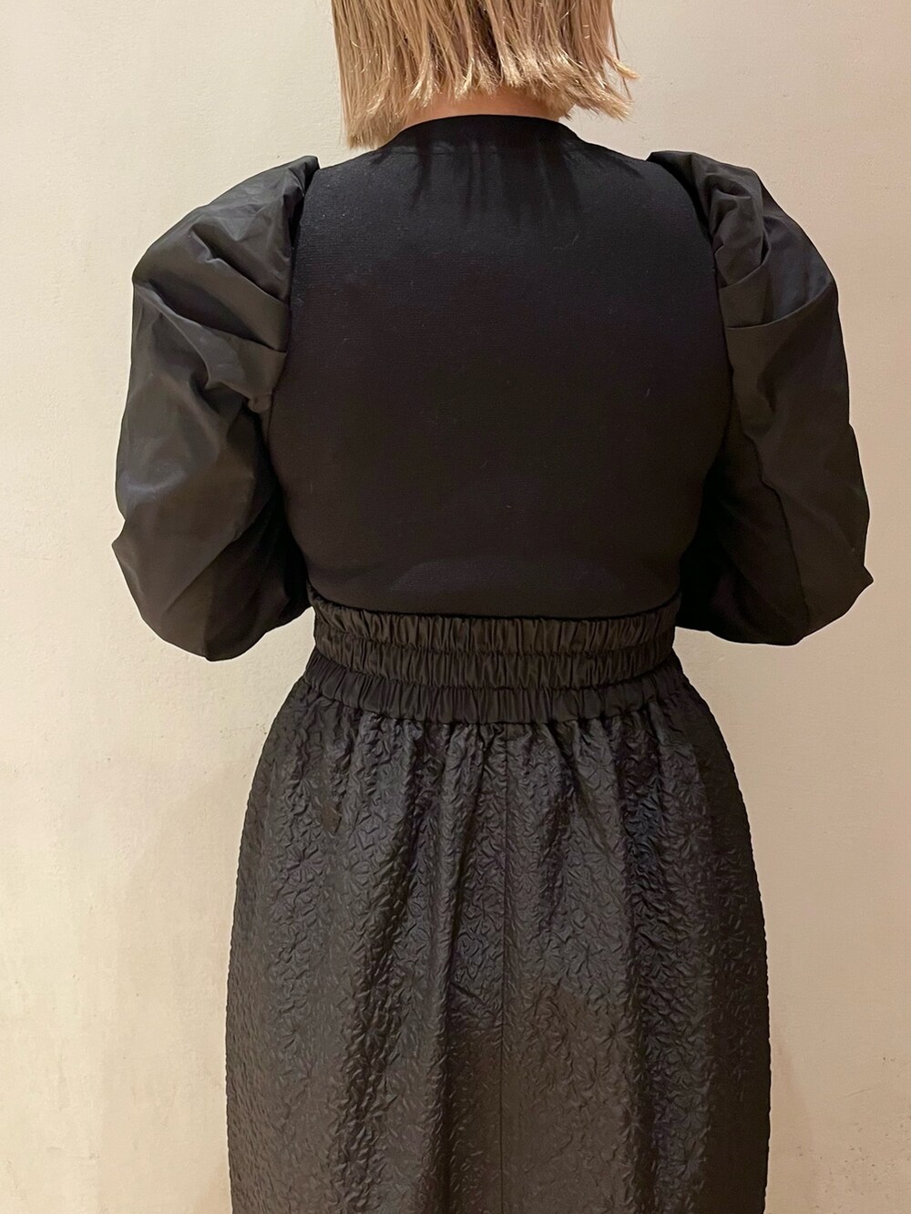 ブルー系のデニムジャケット、ブラック系のワンピースを着用したレディースの冬コーディネートの9枚目の写真