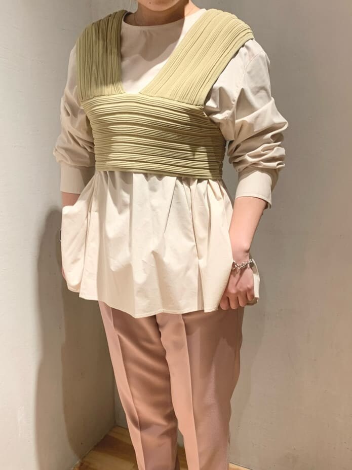 ピンク系のその他パンツ、グリーン系のニット/セーターを着用したレディースの冬コーディネートの5枚目の写真