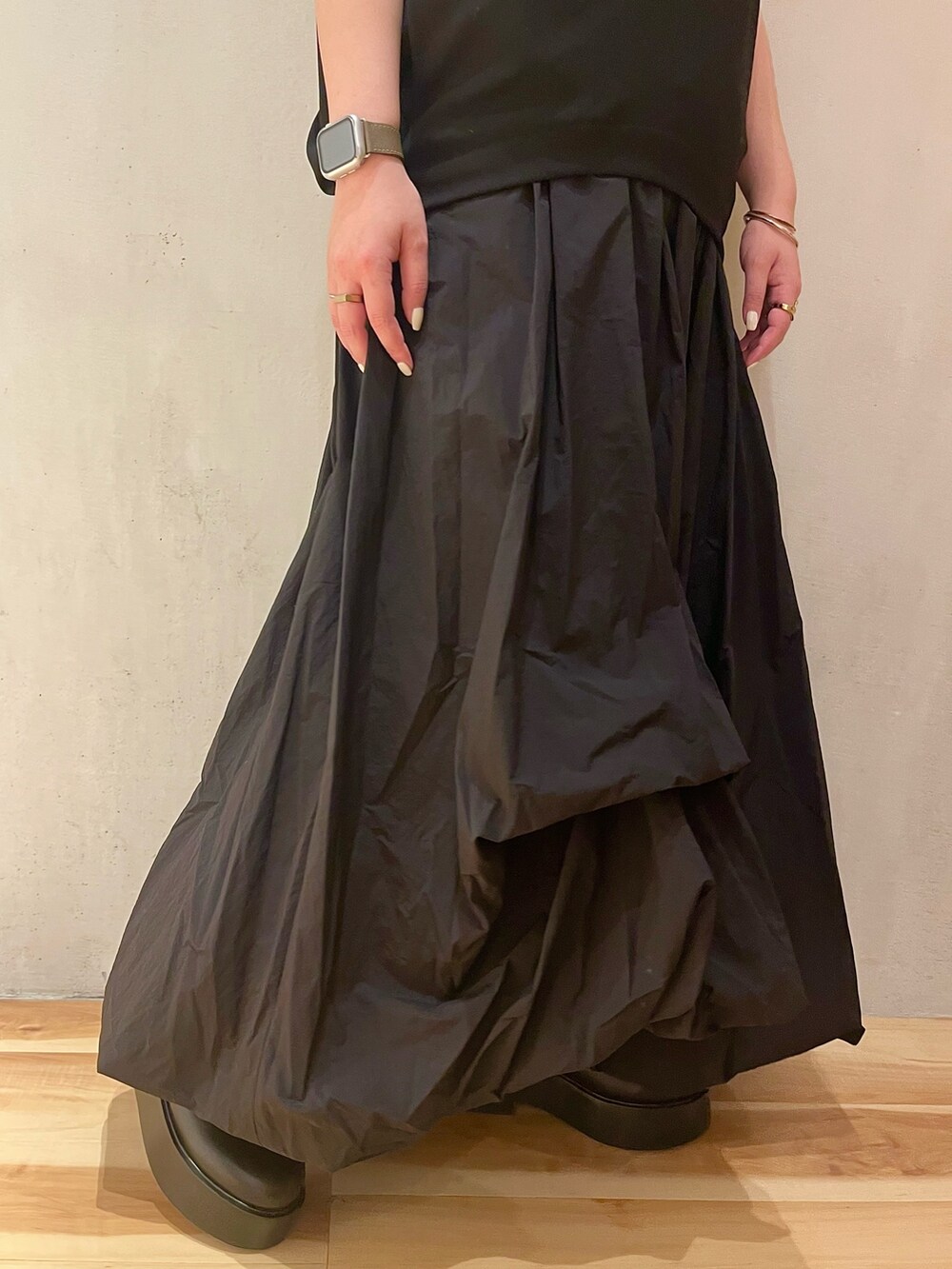 ブラック系のワンピース、ブラック系のブーツを着用したレディースの春コーディネートの8枚目の写真