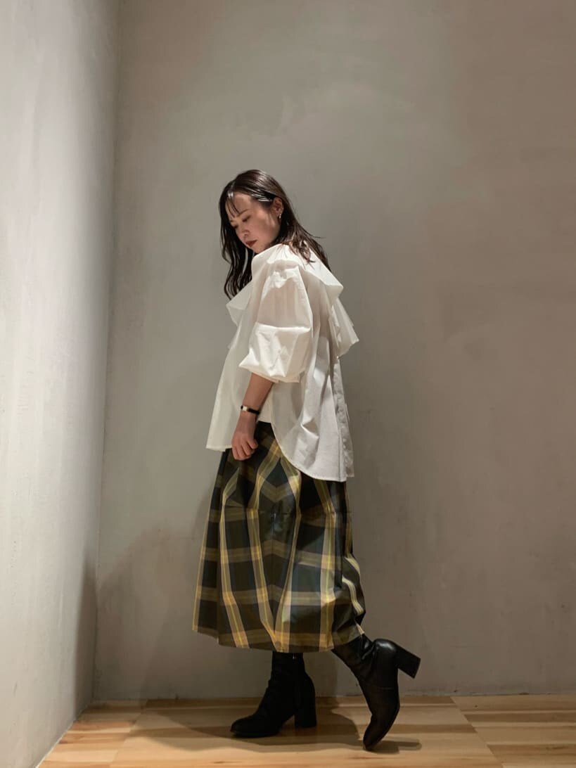 その他のスカート、ホワイト系のシャツ/ブラウスを着用したレディースの秋コーディネートの2枚目の写真