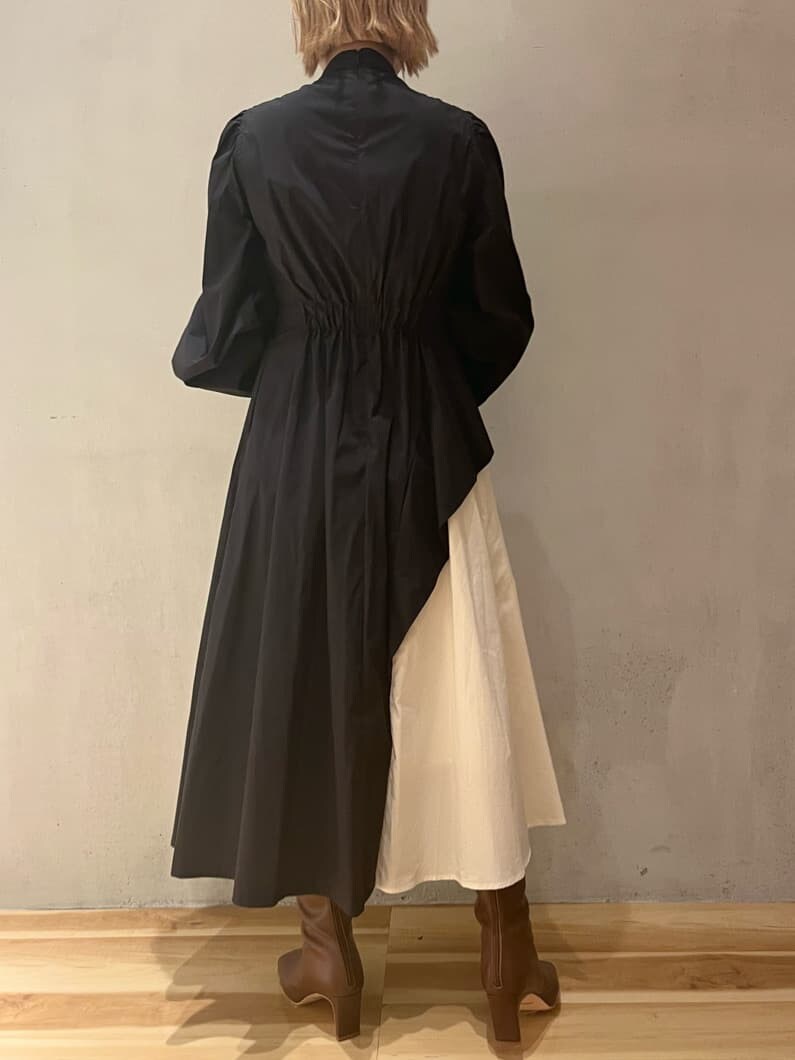 ブラウン系のブーツ、ブラック系のワンピース、イエロー系のノーカラーコートを着用したレディースの秋コーディネートの8枚目の写真