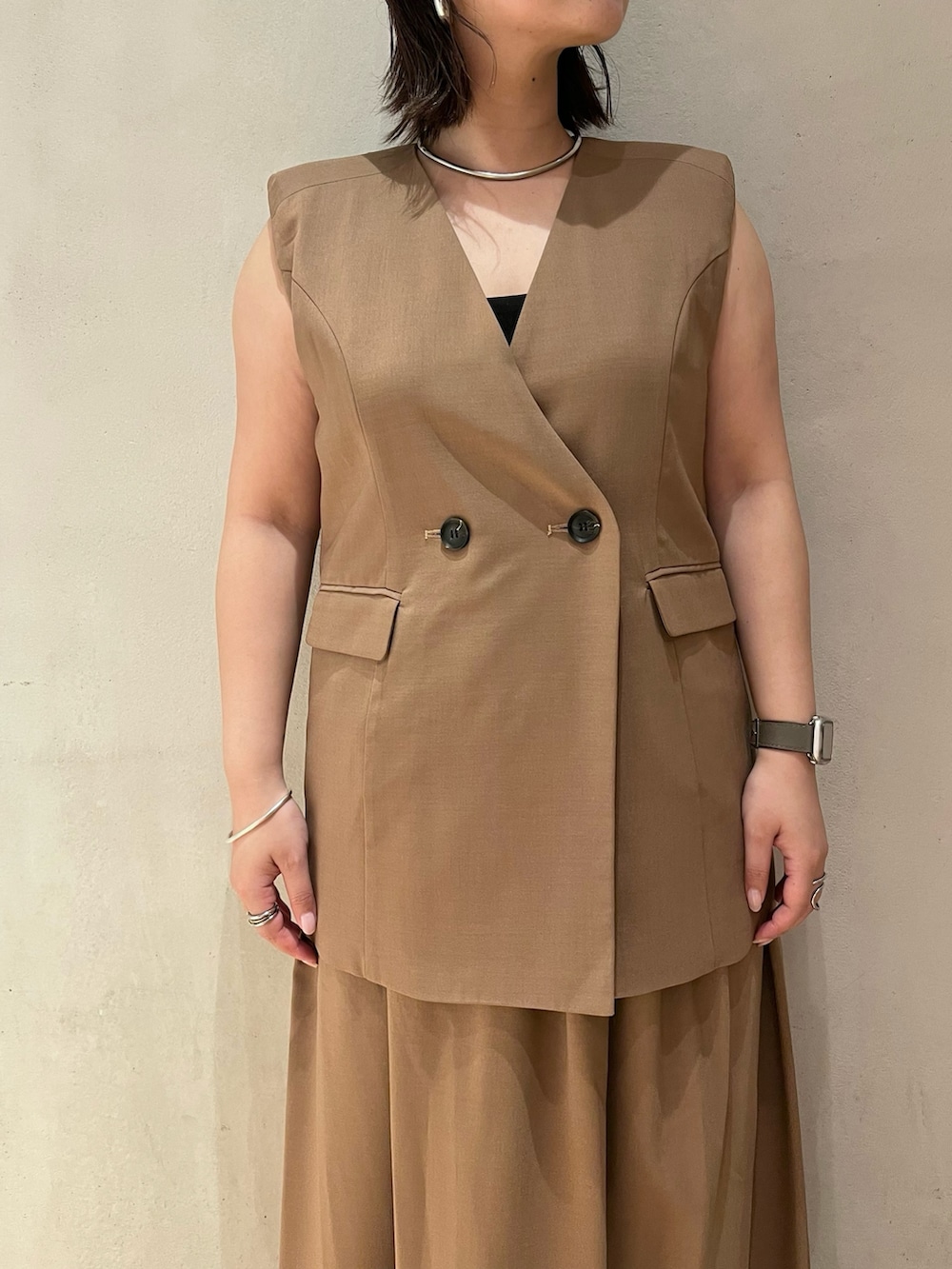 ベージュ系のワンピース、ブラック系のブーツ、ブラック系のキャップを着用したレディースの夏コーディネートの6枚目の写真