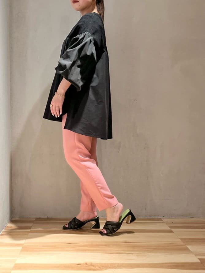 ブラック系のシャツ/ブラウス、レッド系のその他パンツ、ブラック系のサンダルを着用したレディースの春コーディネートの4枚目の写真