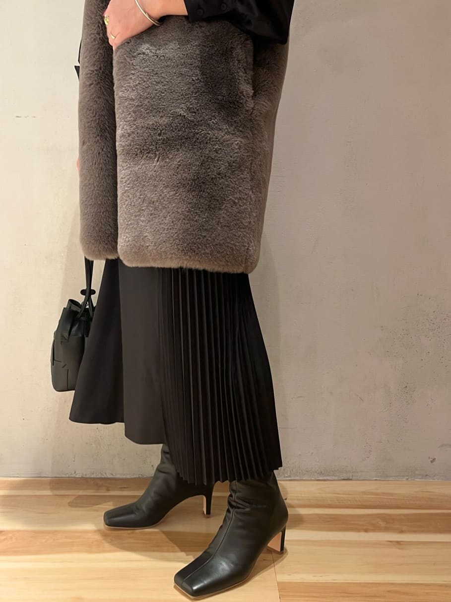 ブラック系のブーツ、ブラック系のワンピース、ブラウン系のその他アウターを着用したレディースの秋コーディネートの8枚目の写真