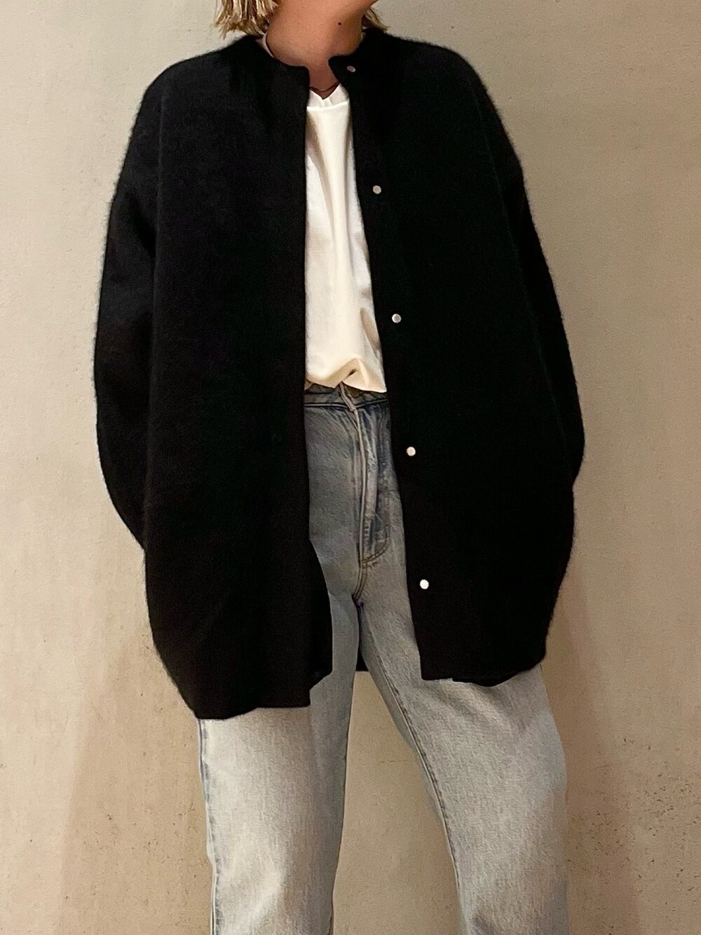 ホワイト系のTシャツ/カットソー、ブラック系のノーカラージャケットを着用したレディースの夏コーディネートの4枚目の写真