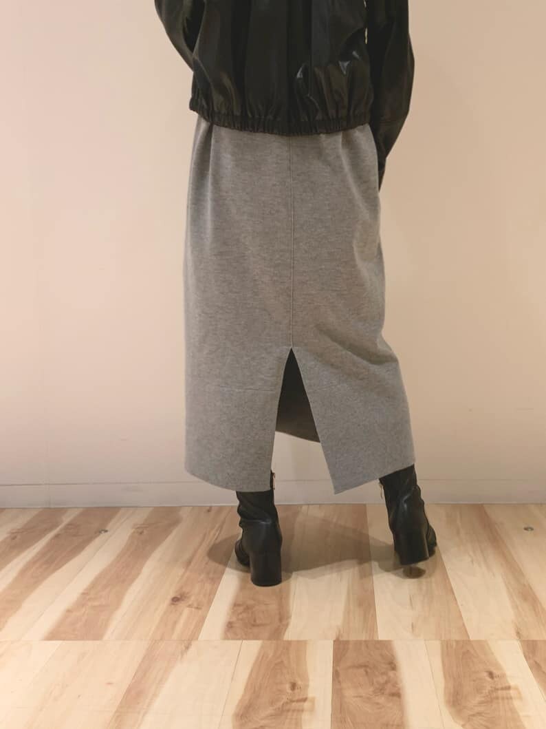 グレー系のワンピース、ブラック系のブルゾン、ブラウン系のショルダーバッグを着用したレディースの冬コーディネートの3枚目の写真