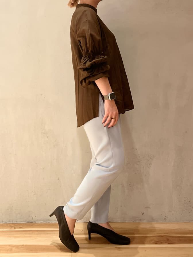 ブルー系のその他パンツ、ブラウン系のシャツ/ブラウスを着用したレディースの夏コーディネートの2枚目の写真