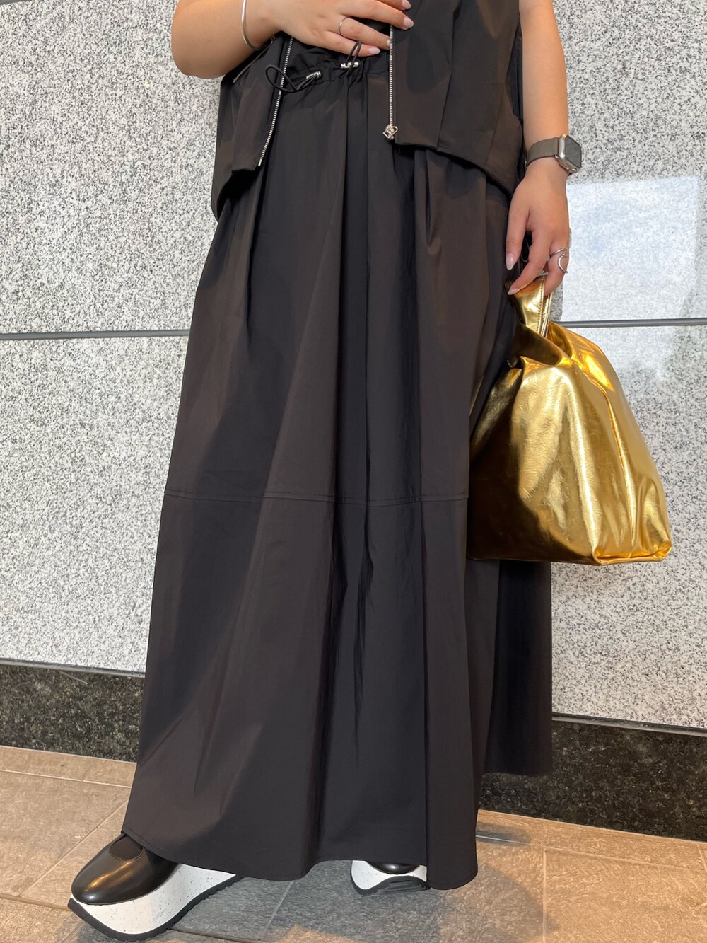 ブラック系のシャツ/ブラウス、グレー系のタンクトップ、ブラック系のスカートを着用したレディースの夏コーディネートの9枚目の写真