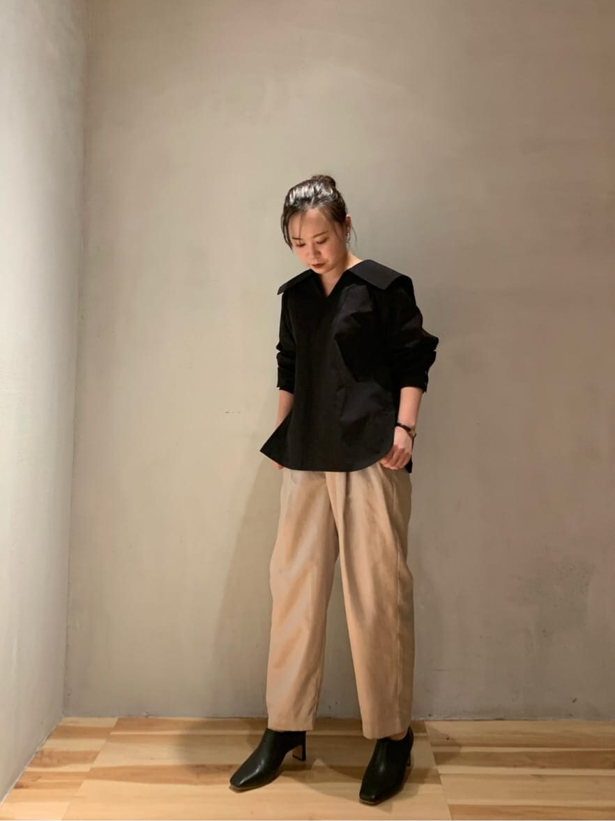 ホワイト系のその他パンツ、ブラック系のシャツ/ブラウス、ブラック系のブーツを着用したレディースの秋コーディネートの2枚目の写真