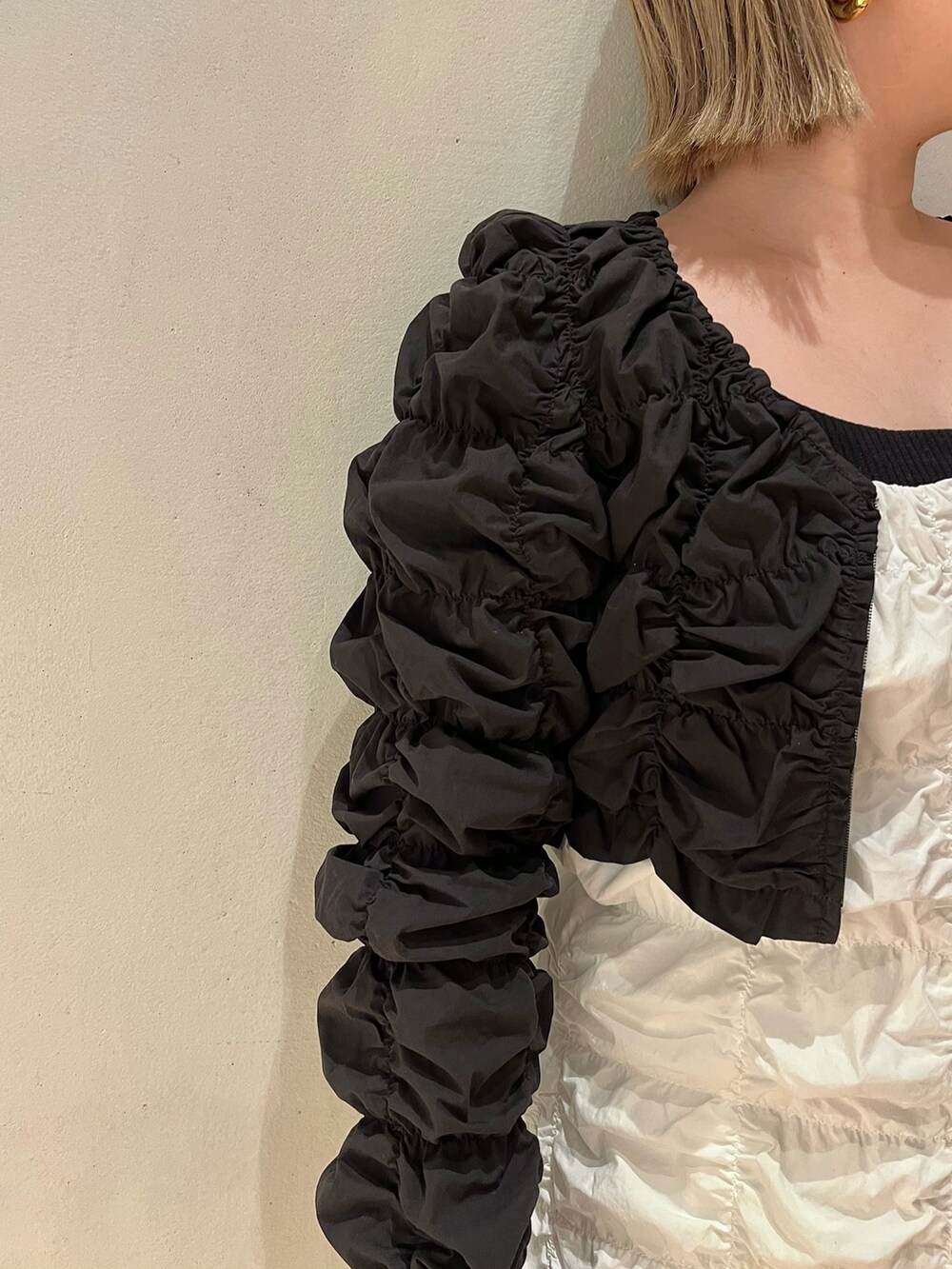 ホワイト系のワンピース、ブラック系のカーディガン/ボレロを着用したレディースの冬コーディネートの7枚目の写真