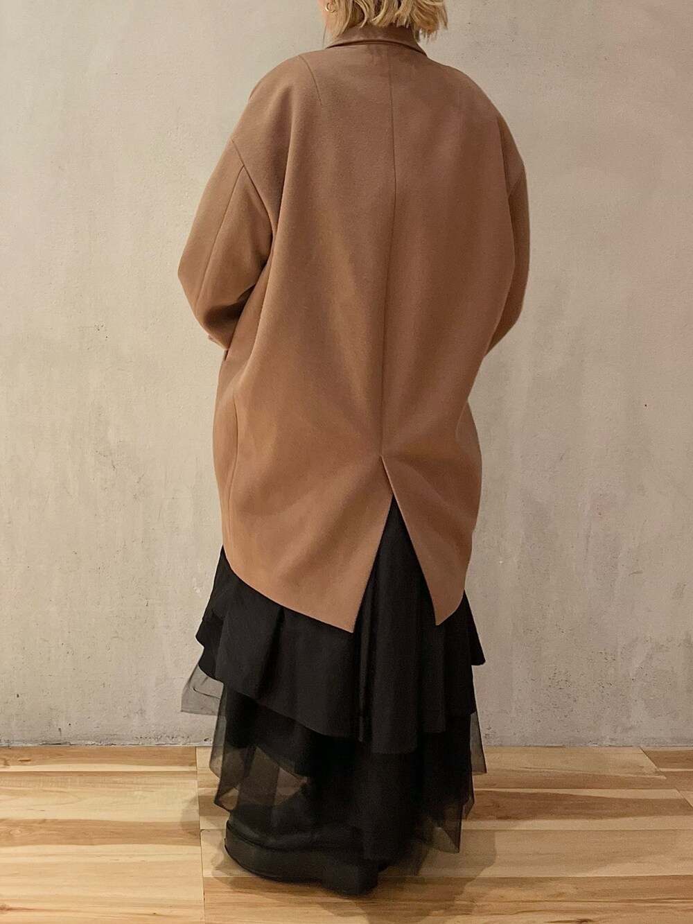 ブラック系のシャツ/ブラウス、ブラック系のスカート、ブラック系のブーツを着用したレディースの秋コーディネートの4枚目の写真