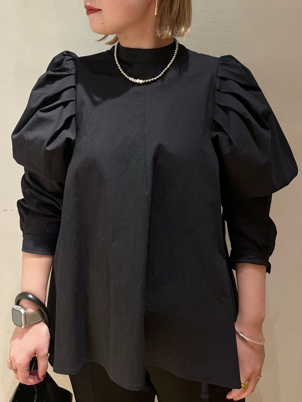 ブラック系のハンドバッグ、ブラック系のその他パンツ、ブラック系のシャツ/ブラウスを着用したレディースの冬コーディネートの4枚目の写真