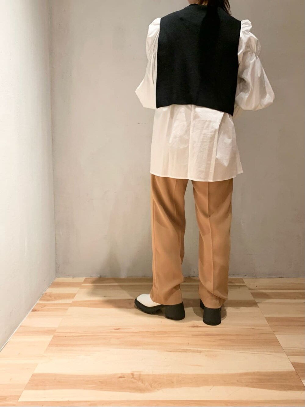 ホワイト系のブーツ、ホワイト系のニット/セーター、イエロー系のその他パンツを着用したレディースの冬コーディネートの4枚目の写真