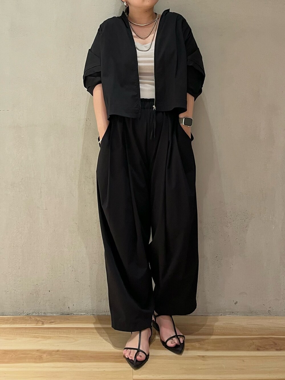 ブラック系のシャツ/ブラウス、ブラック系のその他パンツ、グレー系のキャミソールを着用したレディースの夏コーディネートの3枚目の写真