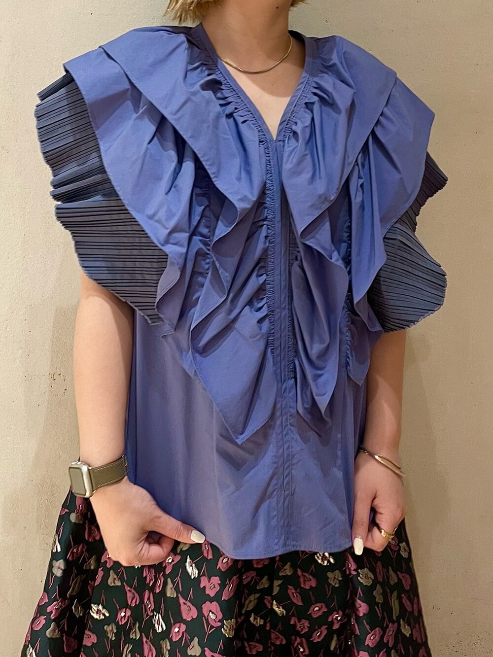 ブルー系のシャツ/ブラウス、グリーン系のスカートを着用したレディースの春コーディネートの4枚目の写真