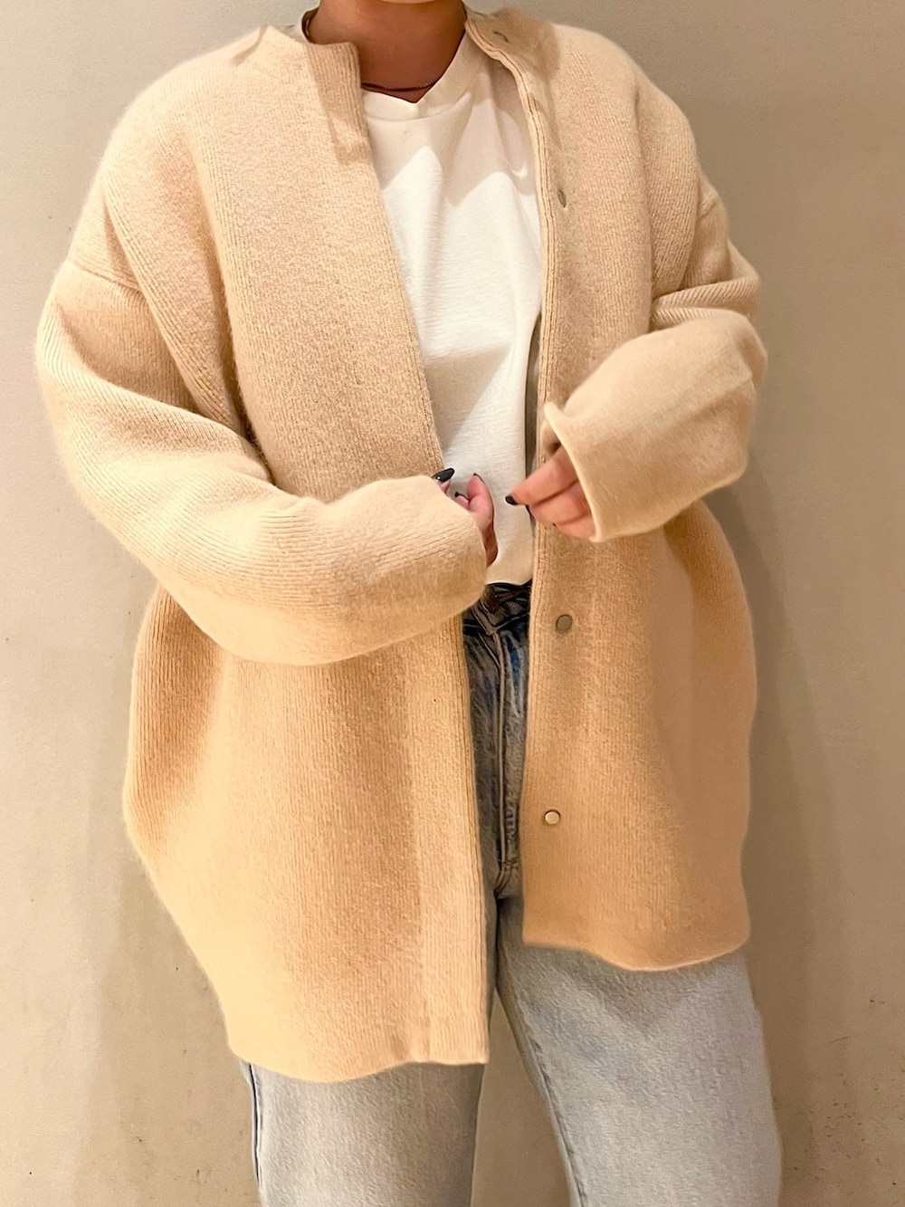 ベージュ系のノーカラージャケット、ホワイト系のTシャツ/カットソーを着用したレディースの夏コーディネートの8枚目の写真