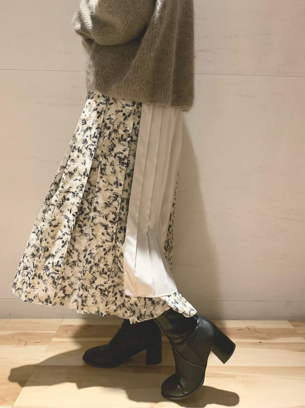 ベージュ系のスカート、ブラウン系のニット/セーターを着用したレディースの冬コーディネートの4枚目の写真