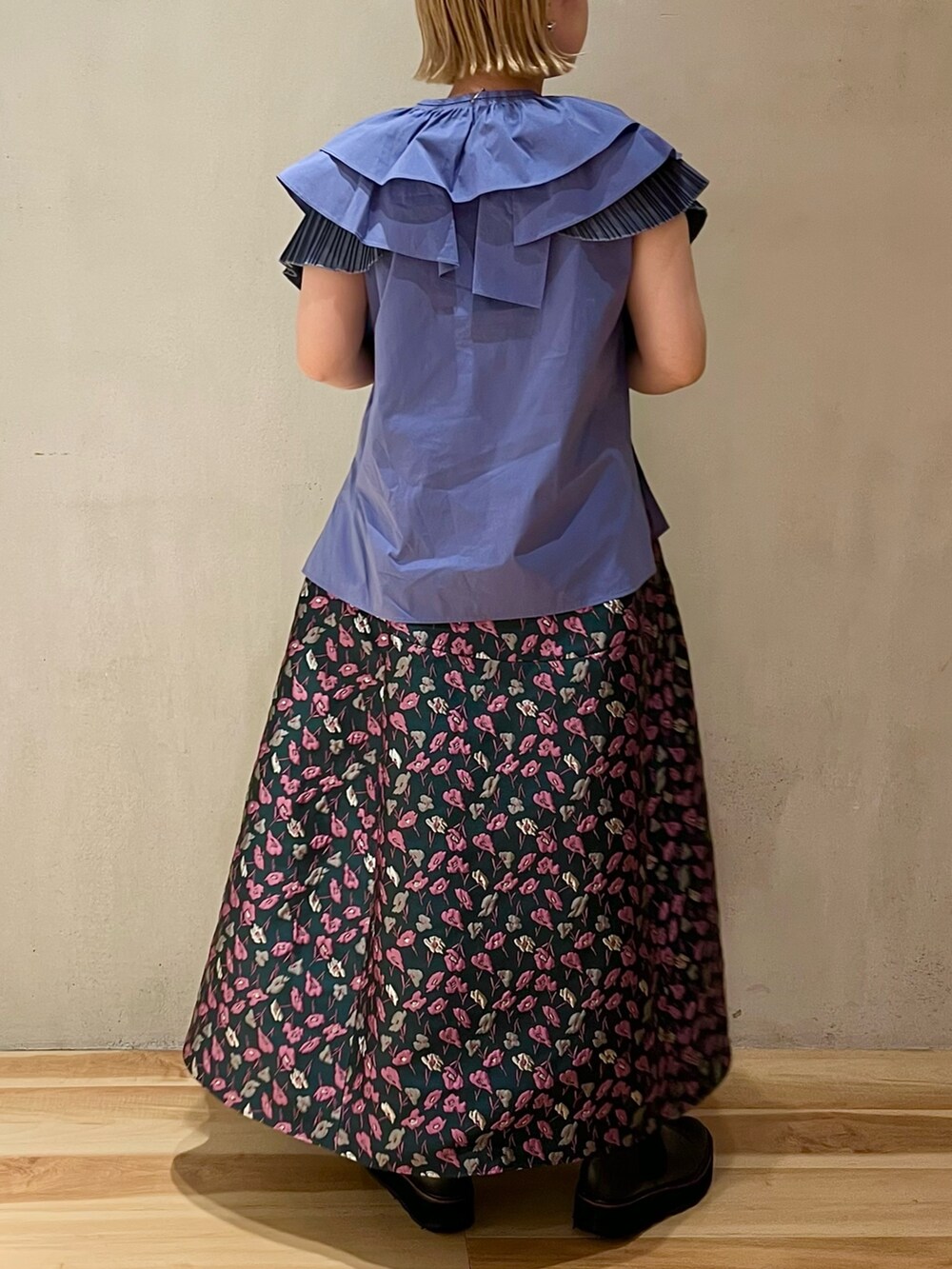 ブルー系のシャツ/ブラウス、グリーン系のスカートを着用したレディースの春コーディネートの3枚目の写真