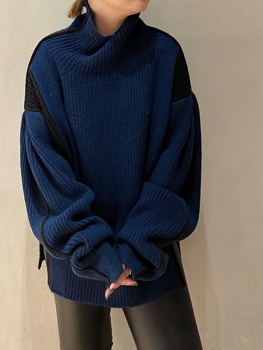 ベージュ系のその他アウター、ブルー系のニット/セーター、ブラック系のその他パンツを着用したレディースの秋コーディネートの7枚目の写真