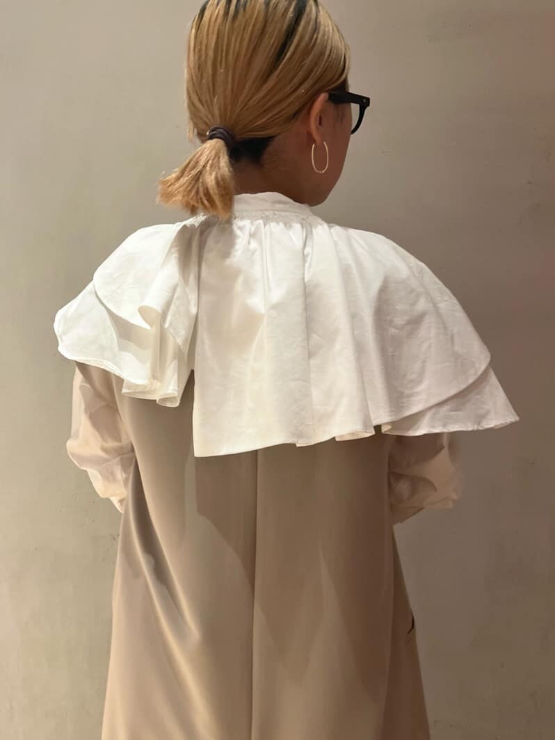 グレー系のノーカラージャケット、ブラック系のその他パンツ、ホワイト系のシャツ/ブラウスを着用したレディースの秋コーディネートの7枚目の写真