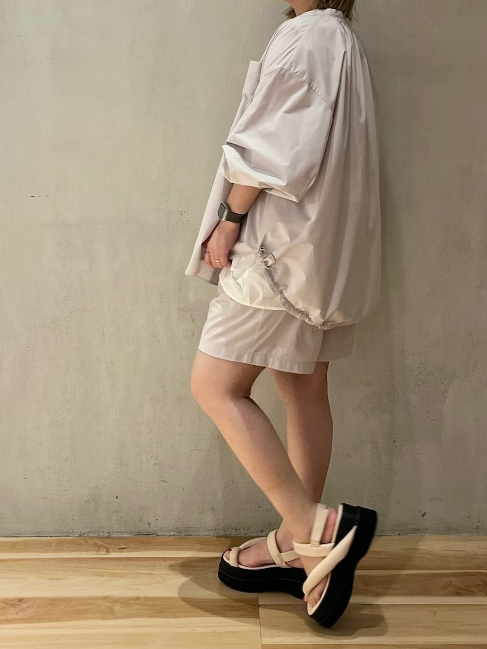 グレー系のシャツ/ブラウス、グレー系のその他パンツ、ホワイト系のシャツ/ブラウスを着用したレディースの冬コーディネートの3枚目の写真