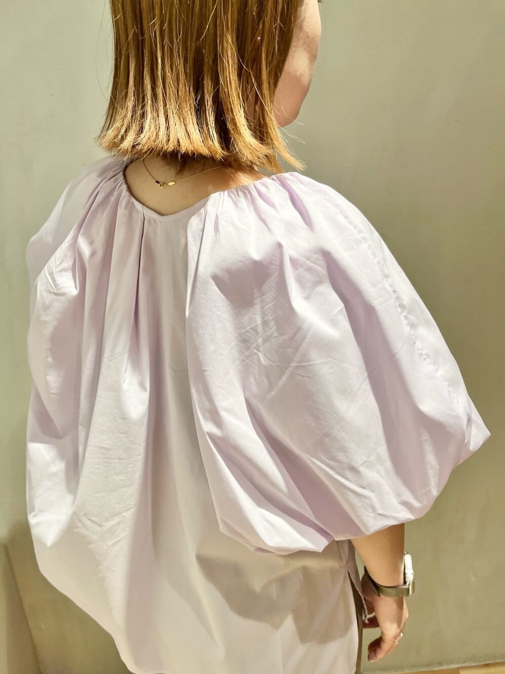 ベージュ系のその他パンツ、ブラック系のサンダル、パープル系のシャツ/ブラウスを着用したレディースの春コーディネートの5枚目の写真