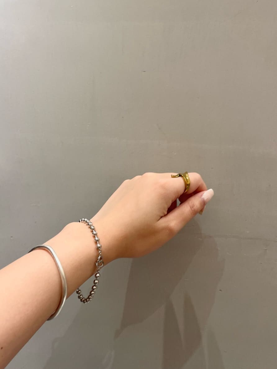 シルバー系のブレスレットを着用したレディースの夏コーディネートの2枚目の写真