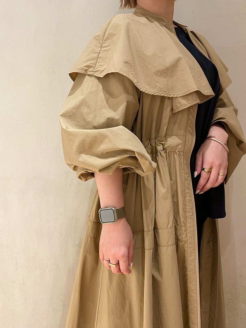 ベージュ系のトレンチコート、ブルー系のシャツ/ブラウス、ブルー系のその他パンツを着用したレディースの冬コーディネートの4枚目の写真