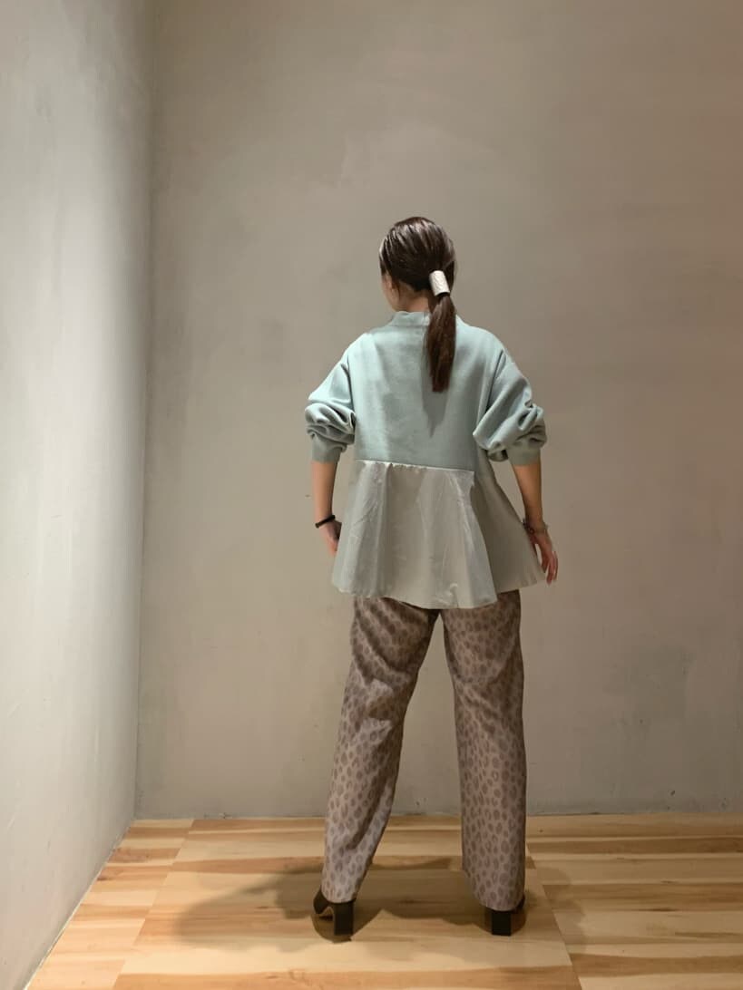 その他のその他パンツ、ブラック系のブーツ、ブルー系のニット/セーターを着用したレディースの秋コーディネートの2枚目の写真