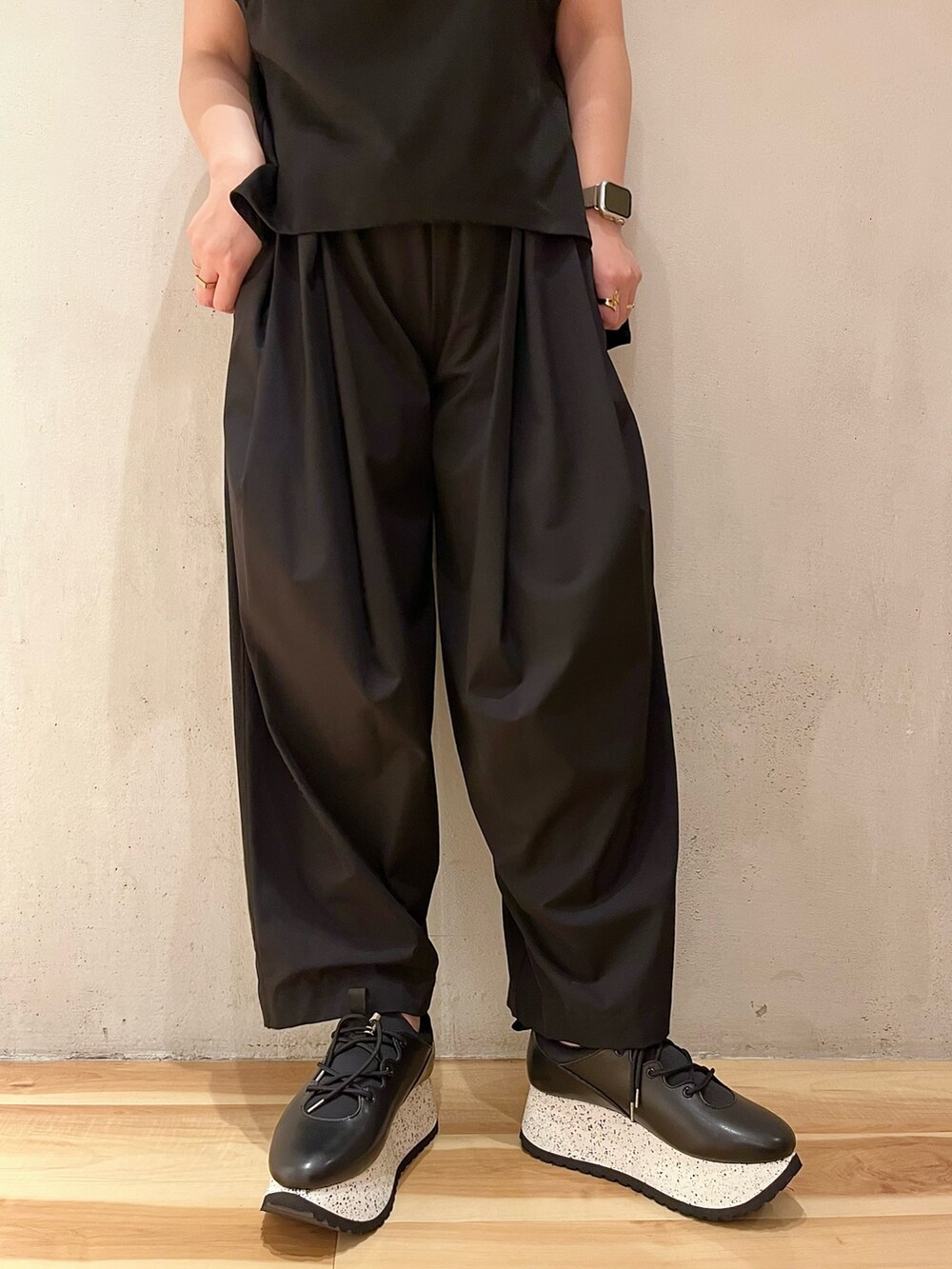 ブラック系のTシャツ/カットソー、ブラック系のその他パンツ、ブラック系のスニーカーを着用したレディースの夏コーディネートの6枚目の写真