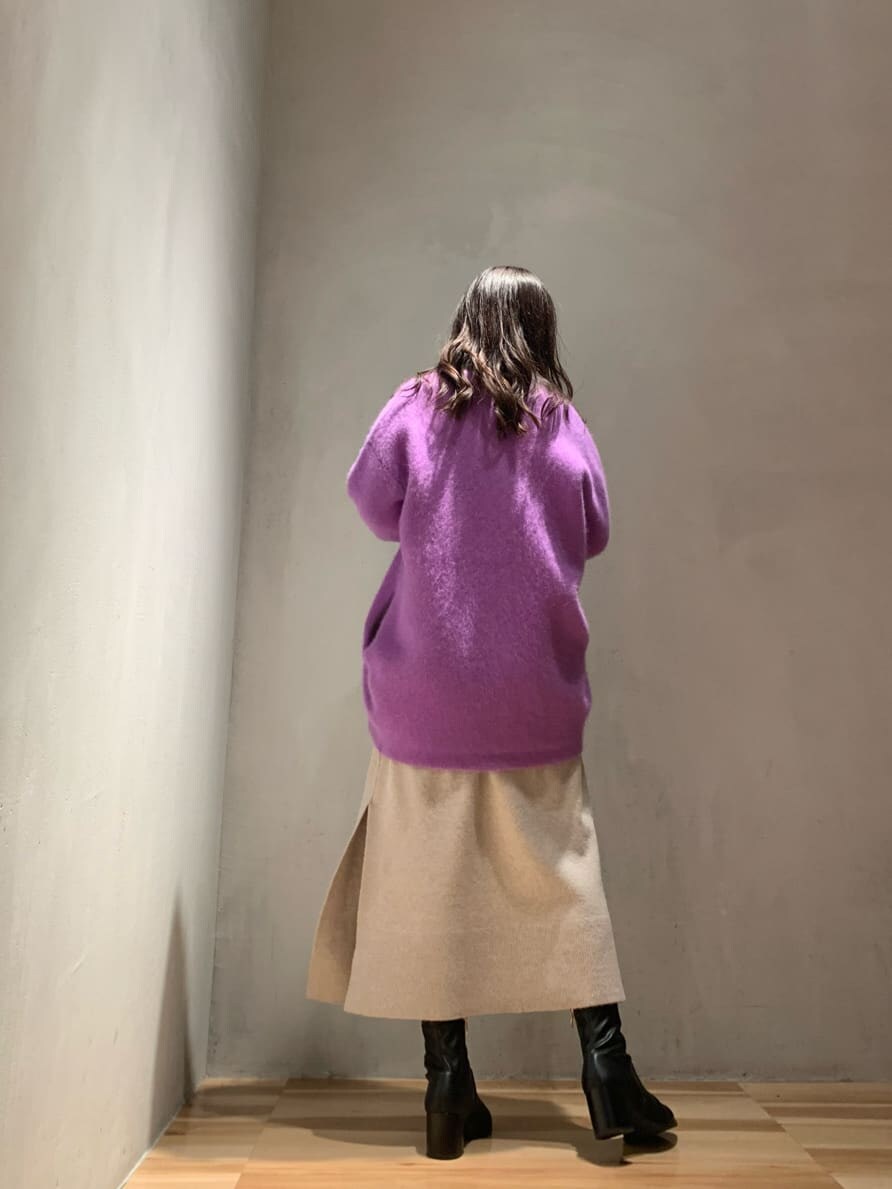 パープル系のカーディガン/ボレロ、ベージュ系のワンピースを着用したレディースの秋コーディネートの3枚目の写真