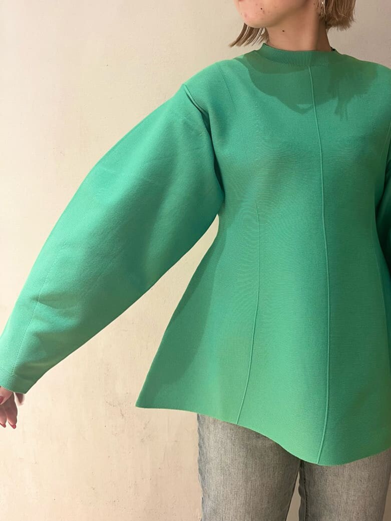 ブルー系のデニムパンツ、ブルー系のデニムパンツ、グリーン系のニット/セーターを着用したレディースの秋コーディネートの6枚目の写真