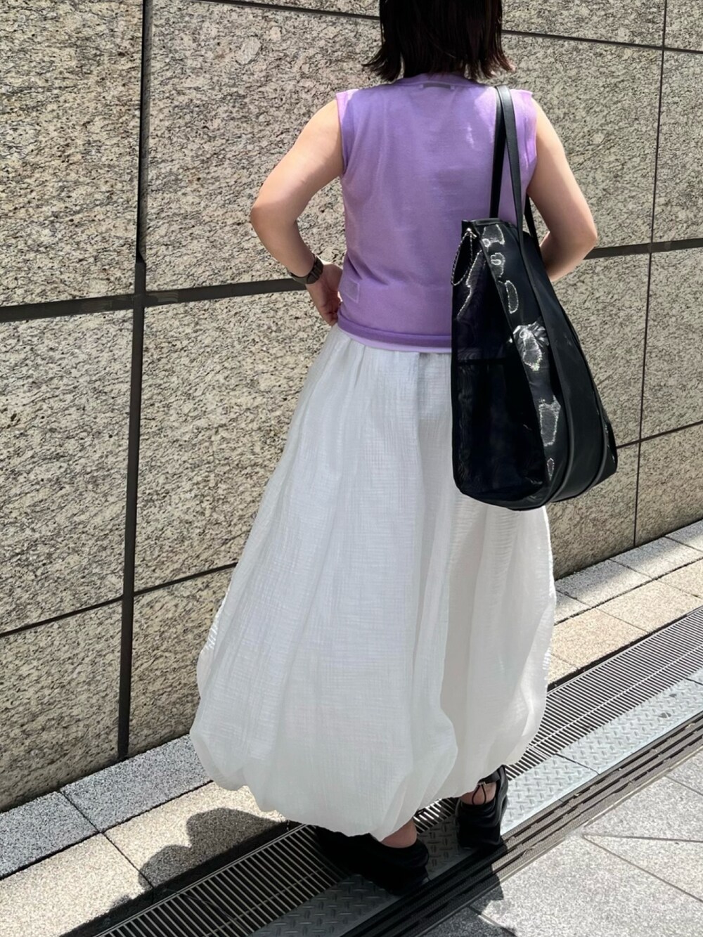 パープル系のタンクトップ、グレー系のワンピース、ブラック系のサンダルを着用したレディースの夏コーディネートの3枚目の写真