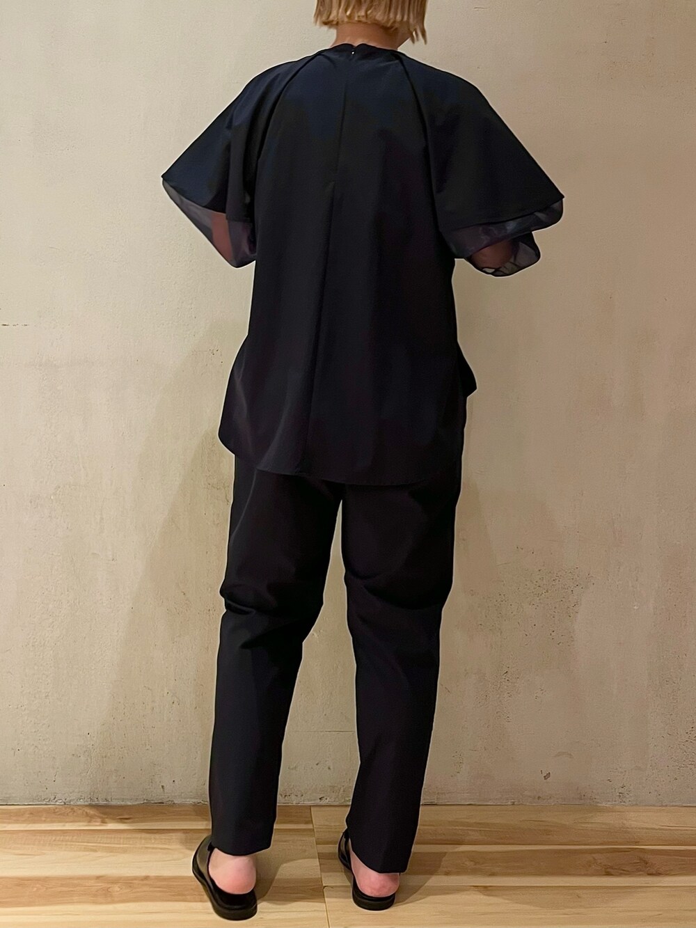 ベージュ系のトレンチコート、ブルー系のシャツ/ブラウス、ブルー系のその他パンツを着用したレディースの冬コーディネートの8枚目の写真