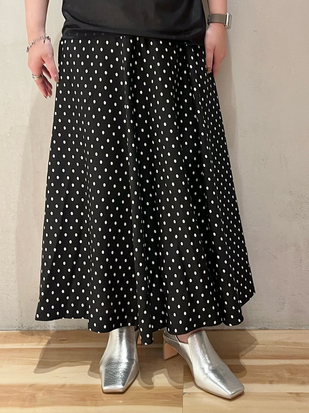 ブラック系のシャツ/ブラウス、その他のスカート、シルバー系のブーツを着用したレディースの春コーディネートの7枚目の写真