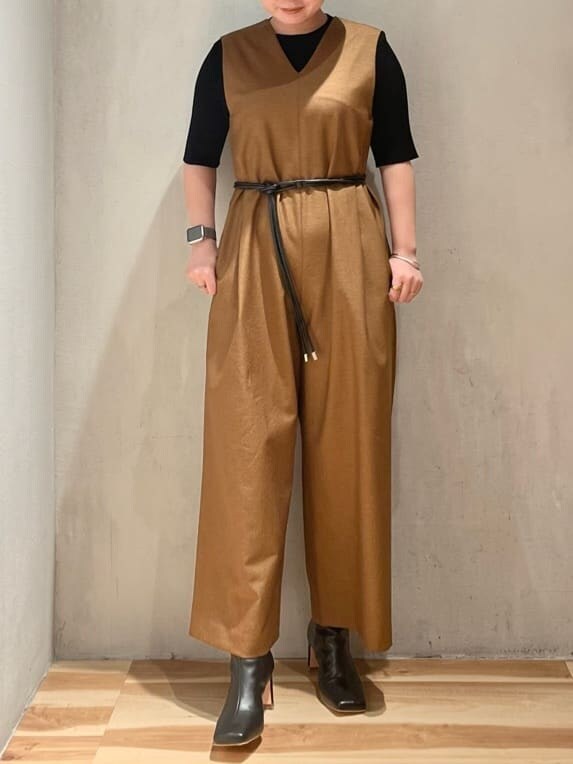 ブラック系のニット/セーター、ブラウン系のつなぎ/オールインワン、ブラック系のブーツを着用したレディースの夏コーディネートの3枚目の写真