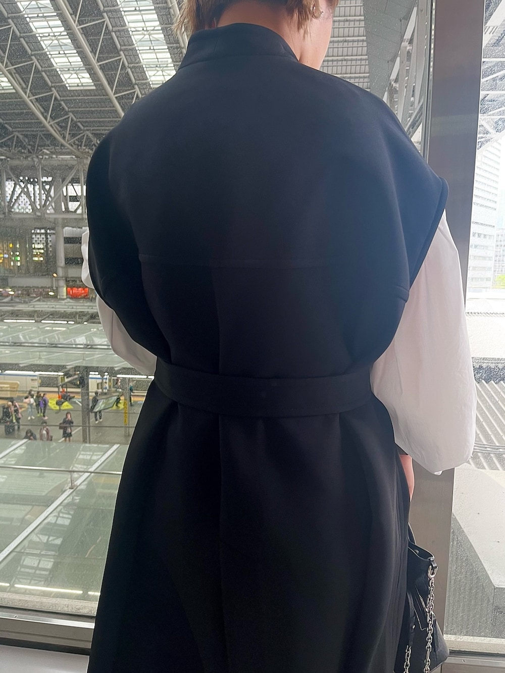 ホワイト系のシャツ/ブラウス、ブラック系のノーカラーコート、ブラック系のパンプスを着用したレディースの春コーディネートの7枚目の写真