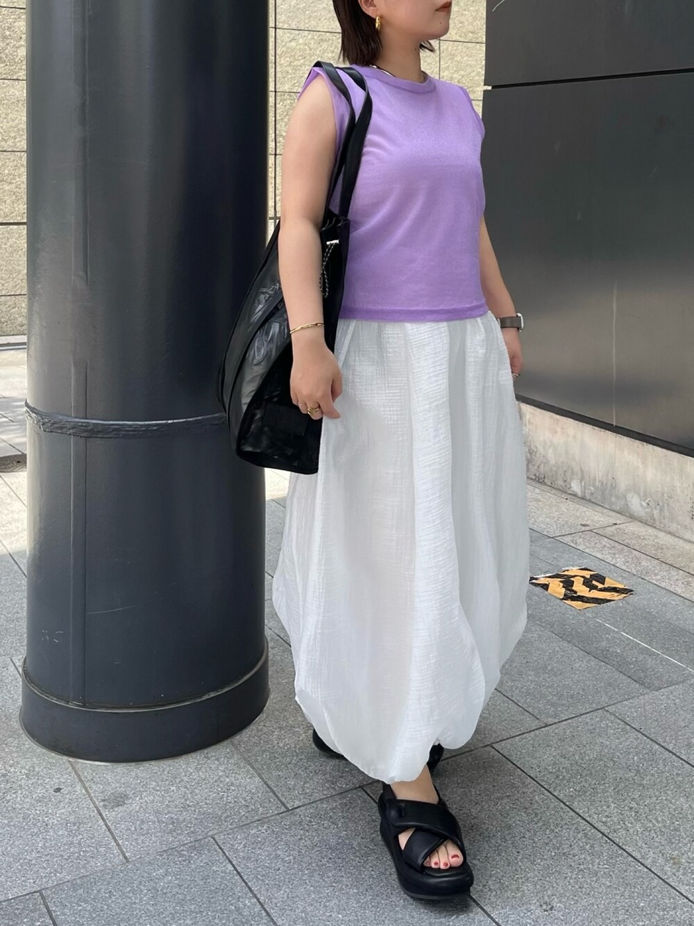 パープル系のタンクトップ、グレー系のワンピース、ブラック系のサンダルを着用したレディースの夏コーディネートの4枚目の写真