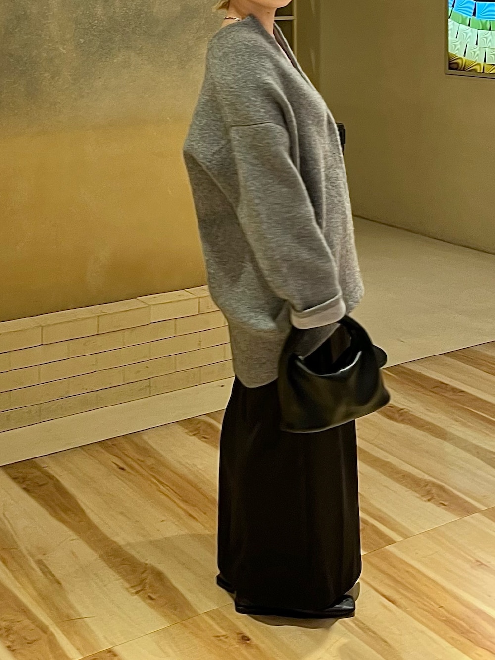 グレー系のカーディガン/ボレロを着用したレディースの冬コーディネートの2枚目の写真