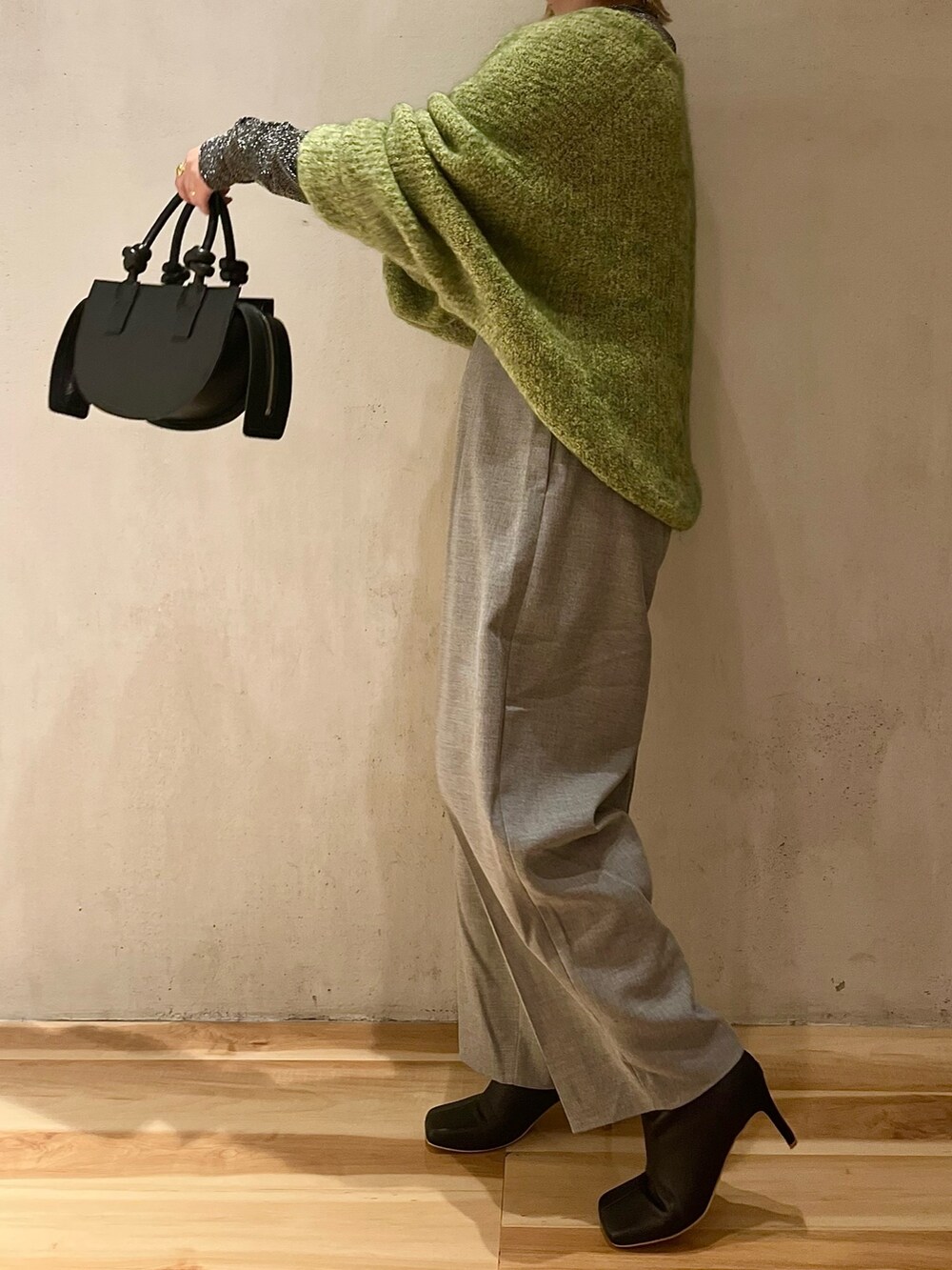 グレー系のその他パンツ、シルバー系のTシャツ/カットソー、ブラック系のハンドバッグを着用したレディースの夏コーディネートの3枚目の写真