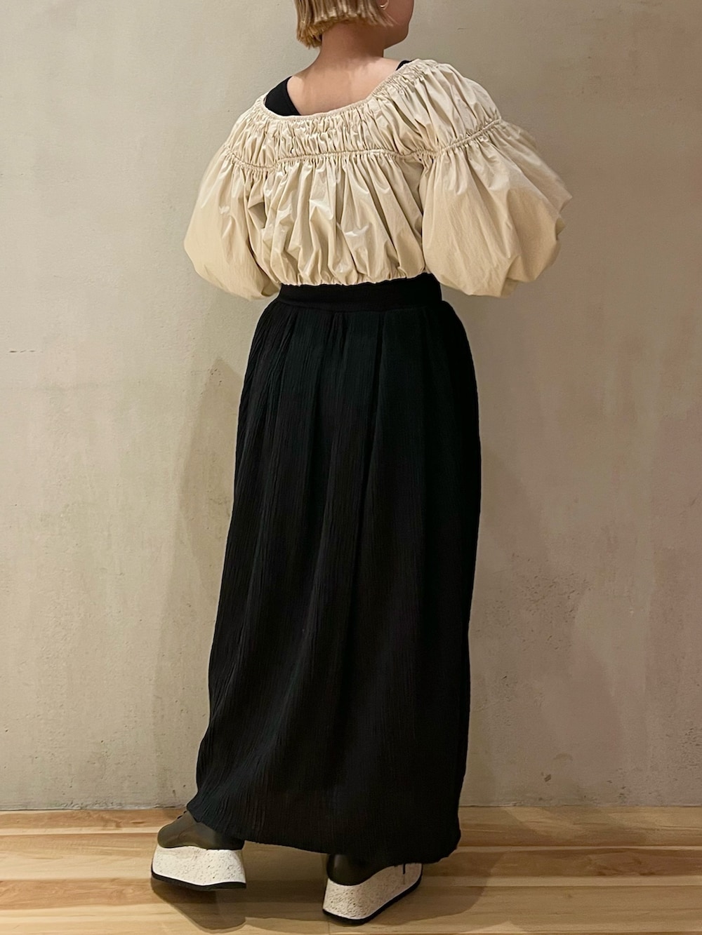 ブラック系のワンピース、ブラック系のスニーカーを着用したレディースの春コーディネートの3枚目の写真