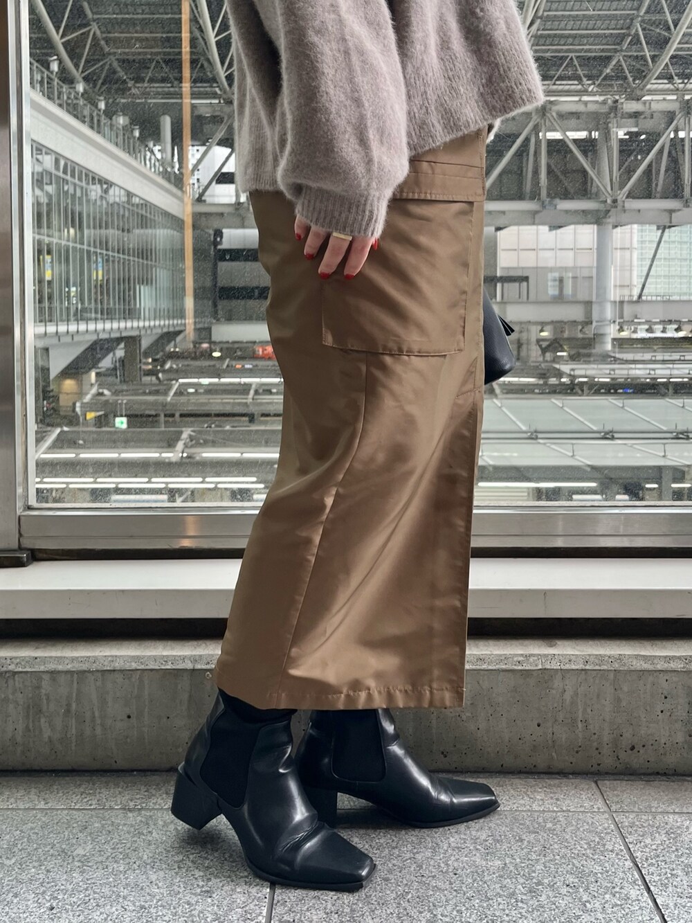 ベージュ系のニット/セーター、ブラウン系のスカートを着用したレディースの秋コーディネートの7枚目の写真