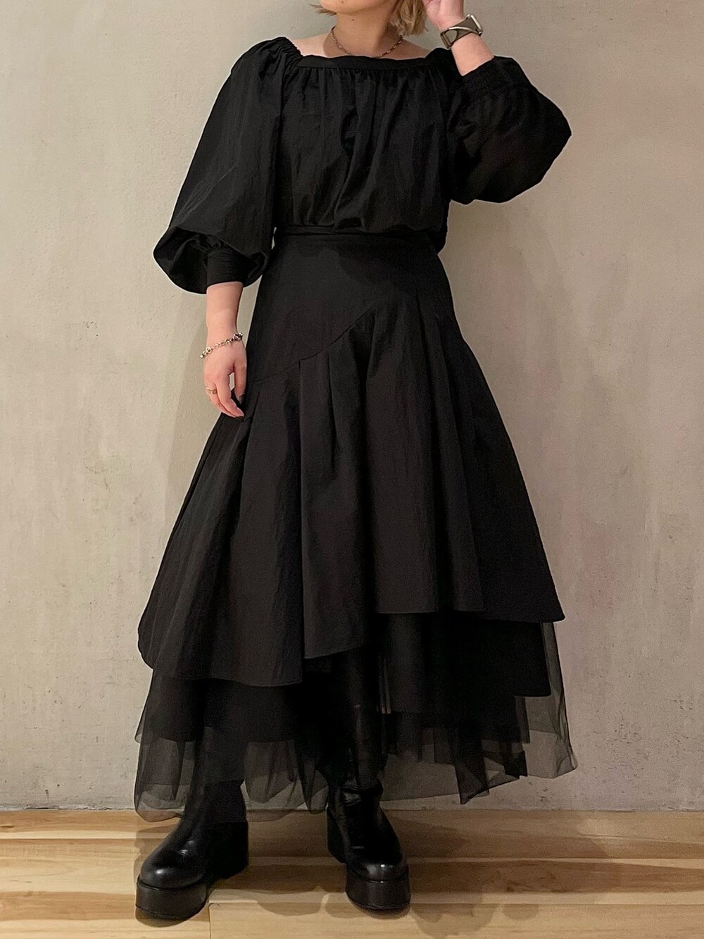 ブラック系のシャツ/ブラウス、ブラック系のスカート、ブラック系のブーツを着用したレディースの秋コーディネートの6枚目の写真